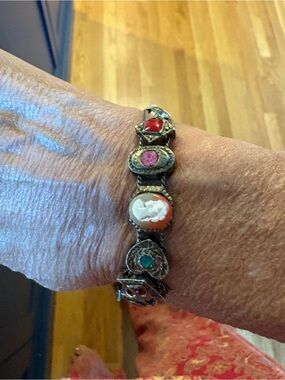 Vintage Unsigned Goldette 14 Charm Slide Bracelet.